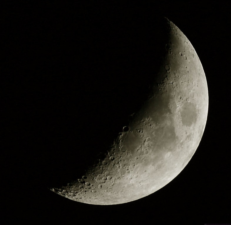 foto La Luna al primo quarto e la via Lattea